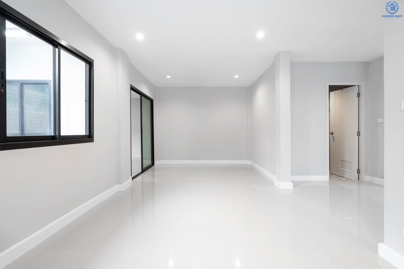 บ้านมือสองตกแต่งใหม่ ทำเลย่านปากเกร็ด ม.เสริมสุขนคร (ติวานนท์-แจ้งวัฒนะ) บ้านหลังใหญ่ห้องมุม! 4 ห้องนอน (มีห้องเอนกประสงค์ชั้นล่าง) บนพื้นที่ใช้สอยเกือบ 200 ตร.ม. พร้อมฟังก์ชั่นครบครันทั้งครัวเคาน์เตอร์ และที่จอดรถ 2 คัน* บนทำเลเดินทางสะดวก เข้า-ออกได้ทั้งทางติวานนท์ และแจ้งวัฒนะ เพียง 15 นาทีถึงเซ็นทรัลแจ้งวัฒนะ...ราคาสุดคุ้ม!