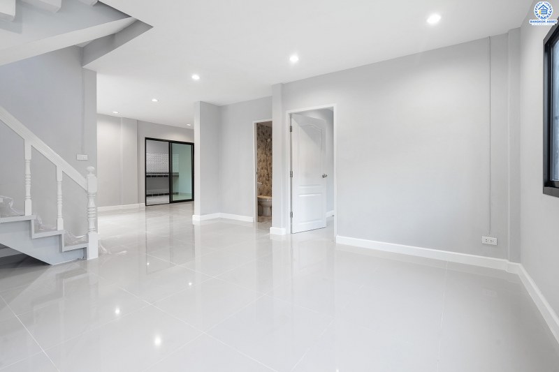 บ้านมือสองตกแต่งใหม่ ทำเลย่านปากเกร็ด ม.เสริมสุขนคร (ติวานนท์-แจ้งวัฒนะ) บ้านหลังใหญ่ห้องมุม! 4 ห้องนอน (มีห้องเอนกประสงค์ชั้นล่าง) บนพื้นที่ใช้สอยเกือบ 200 ตร.ม. พร้อมฟังก์ชั่นครบครันทั้งครัวเคาน์เตอร์ และที่จอดรถ 2 คัน* บนทำเลเดินทางสะดวก เข้า-ออกได้ทั้งทางติวานนท์ และแจ้งวัฒนะ เพียง 15 นาทีถึงเซ็นทรัลแจ้งวัฒนะ...ราคาสุดคุ้ม!