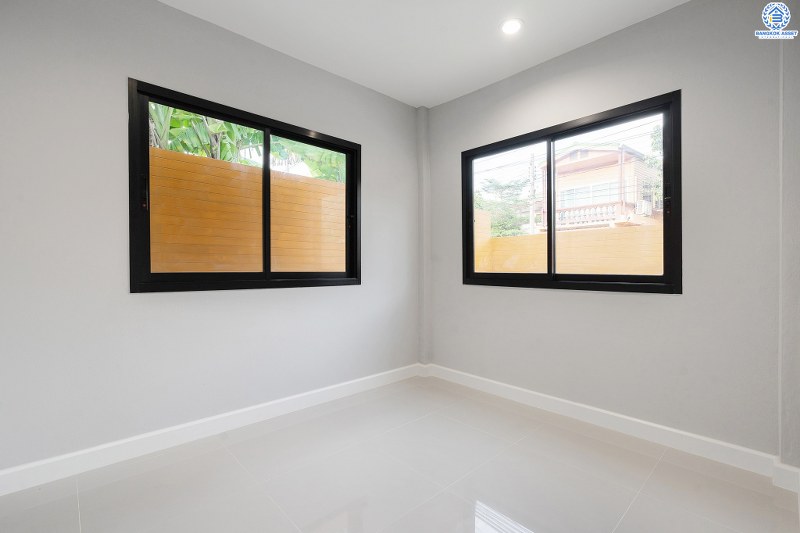 บ้านมือสองตกแต่งใหม่ ทำเลย่านปากเกร็ด ม.เสริมสุขนคร (ติวานนท์-แจ้งวัฒนะ) บ้านหลังใหญ่ห้องมุม! 4 ห้องนอน (มีห้องเอนกประสงค์ชั้นล่าง) บนพื้นที่ใช้สอยเกือบ 200 ตร.ม. พร้อมฟังก์ชั่นครบครันทั้งครัวเคาน์เตอร์ และที่จอดรถ 2 คัน* บนทำเลเดินทางสะดวก เข้า-ออกได้ทั้งทางติวานนท์ และแจ้งวัฒนะ เพียง 15 นาทีถึงเซ็นทรัลแจ้งวัฒนะ...ราคาสุดคุ้ม!