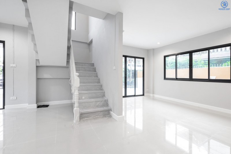 บ้านมือสองตกแต่งใหม่ ทำเลย่านปากเกร็ด ม.เสริมสุขนคร (ติวานนท์-แจ้งวัฒนะ) บ้านหลังใหญ่ห้องมุม! 4 ห้องนอน (มีห้องเอนกประสงค์ชั้นล่าง) บนพื้นที่ใช้สอยเกือบ 200 ตร.ม. พร้อมฟังก์ชั่นครบครันทั้งครัวเคาน์เตอร์ และที่จอดรถ 2 คัน* บนทำเลเดินทางสะดวก เข้า-ออกได้ทั้งทางติวานนท์ และแจ้งวัฒนะ เพียง 15 นาทีถึงเซ็นทรัลแจ้งวัฒนะ...ราคาสุดคุ้ม!