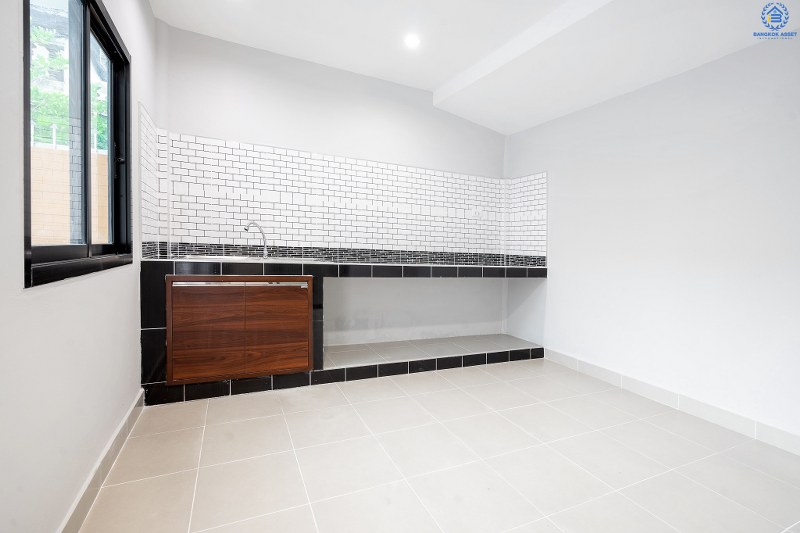 บ้านมือสองตกแต่งใหม่ ทำเลย่านปากเกร็ด ม.เสริมสุขนคร (ติวานนท์-แจ้งวัฒนะ) บ้านหลังใหญ่ห้องมุม! 4 ห้องนอน (มีห้องเอนกประสงค์ชั้นล่าง) บนพื้นที่ใช้สอยเกือบ 200 ตร.ม. พร้อมฟังก์ชั่นครบครันทั้งครัวเคาน์เตอร์ และที่จอดรถ 2 คัน* บนทำเลเดินทางสะดวก เข้า-ออกได้ทั้งทางติวานนท์ และแจ้งวัฒนะ เพียง 15 นาทีถึงเซ็นทรัลแจ้งวัฒนะ...ราคาสุดคุ้ม!