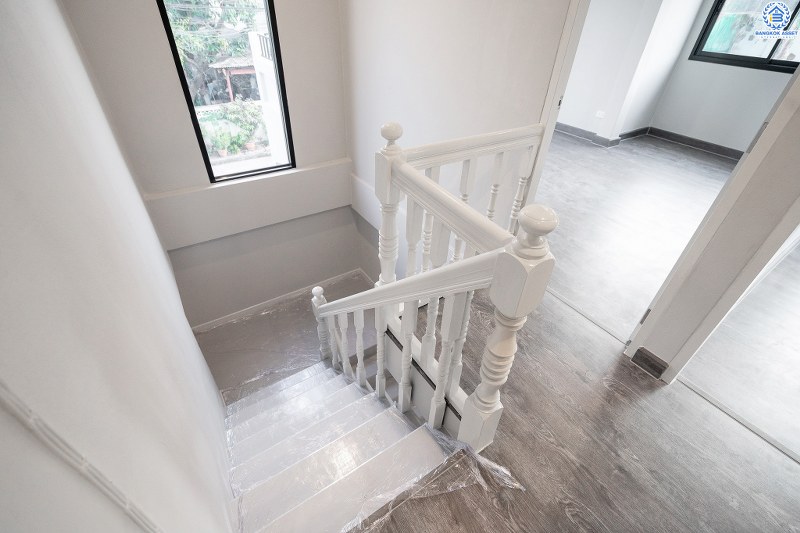 บ้านมือสองตกแต่งใหม่ ทำเลย่านปากเกร็ด ม.เสริมสุขนคร (ติวานนท์-แจ้งวัฒนะ) บ้านหลังใหญ่ห้องมุม! 4 ห้องนอน (มีห้องเอนกประสงค์ชั้นล่าง) บนพื้นที่ใช้สอยเกือบ 200 ตร.ม. พร้อมฟังก์ชั่นครบครันทั้งครัวเคาน์เตอร์ และที่จอดรถ 2 คัน* บนทำเลเดินทางสะดวก เข้า-ออกได้ทั้งทางติวานนท์ และแจ้งวัฒนะ เพียง 15 นาทีถึงเซ็นทรัลแจ้งวัฒนะ...ราคาสุดคุ้ม!