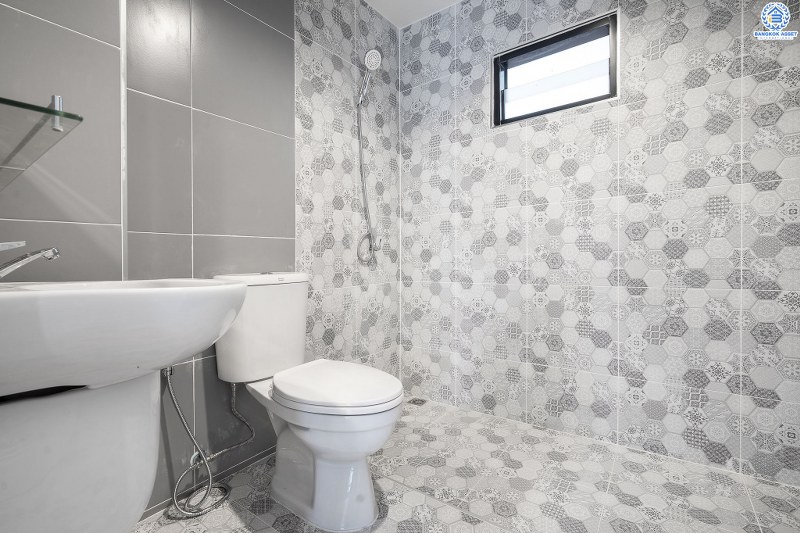 บ้านมือสองตกแต่งใหม่ ทำเลย่านปากเกร็ด ม.เสริมสุขนคร (ติวานนท์-แจ้งวัฒนะ) บ้านหลังใหญ่ห้องมุม! 4 ห้องนอน (มีห้องเอนกประสงค์ชั้นล่าง) บนพื้นที่ใช้สอยเกือบ 200 ตร.ม. พร้อมฟังก์ชั่นครบครันทั้งครัวเคาน์เตอร์ และที่จอดรถ 2 คัน* บนทำเลเดินทางสะดวก เข้า-ออกได้ทั้งทางติวานนท์ และแจ้งวัฒนะ เพียง 15 นาทีถึงเซ็นทรัลแจ้งวัฒนะ...ราคาสุดคุ้ม!