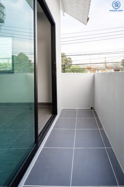 บ้านมือสองตกแต่งใหม่ ทำเลย่านปากเกร็ด ม.เสริมสุขนคร (ติวานนท์-แจ้งวัฒนะ) บ้านหลังใหญ่ห้องมุม! 4 ห้องนอน (มีห้องเอนกประสงค์ชั้นล่าง) บนพื้นที่ใช้สอยเกือบ 200 ตร.ม. พร้อมฟังก์ชั่นครบครันทั้งครัวเคาน์เตอร์ และที่จอดรถ 2 คัน* บนทำเลเดินทางสะดวก เข้า-ออกได้ทั้งทางติวานนท์ และแจ้งวัฒนะ เพียง 15 นาทีถึงเซ็นทรัลแจ้งวัฒนะ...ราคาสุดคุ้ม!