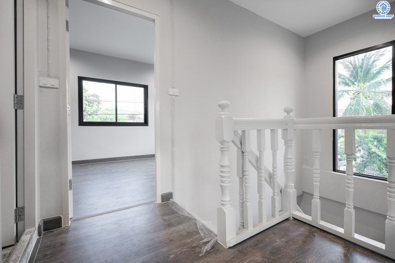 บ้านมือสองตกแต่งใหม่ ทำเลย่านปากเกร็ด ม.เสริมสุขนคร (ติวานนท์-แจ้งวัฒนะ) บ้านหลังใหญ่ห้องมุม! 4 ห้องนอน (มีห้องเอนกประสงค์ชั้นล่าง) บนพื้นที่ใช้สอยเกือบ 200 ตร.ม. พร้อมฟังก์ชั่นครบครันทั้งครัวเคาน์เตอร์ และที่จอดรถ 2 คัน* บนทำเลเดินทางสะดวก เข้า-ออกได้ทั้งทางติวานนท์ และแจ้งวัฒนะ เพียง 15 นาทีถึงเซ็นทรัลแจ้งวัฒนะ...ราคาสุดคุ้ม!