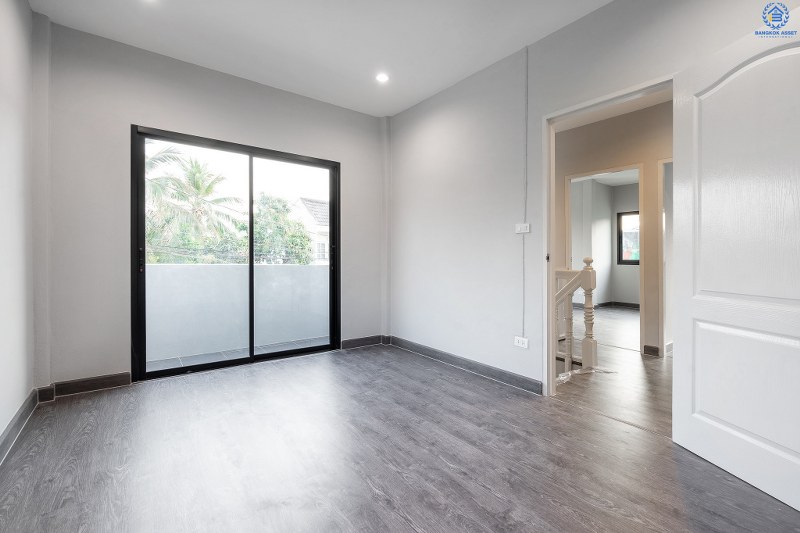 บ้านมือสองตกแต่งใหม่ ทำเลย่านปากเกร็ด ม.เสริมสุขนคร (ติวานนท์-แจ้งวัฒนะ) บ้านหลังใหญ่ห้องมุม! 4 ห้องนอน (มีห้องเอนกประสงค์ชั้นล่าง) บนพื้นที่ใช้สอยเกือบ 200 ตร.ม. พร้อมฟังก์ชั่นครบครันทั้งครัวเคาน์เตอร์ และที่จอดรถ 2 คัน* บนทำเลเดินทางสะดวก เข้า-ออกได้ทั้งทางติวานนท์ และแจ้งวัฒนะ เพียง 15 นาทีถึงเซ็นทรัลแจ้งวัฒนะ...ราคาสุดคุ้ม!