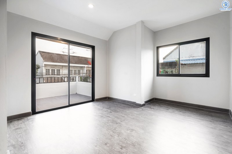 บ้านมือสองตกแต่งใหม่ ทำเลย่านปากเกร็ด ม.เสริมสุขนคร (ติวานนท์-แจ้งวัฒนะ) บ้านหลังใหญ่ห้องมุม! 4 ห้องนอน (มีห้องเอนกประสงค์ชั้นล่าง) บนพื้นที่ใช้สอยเกือบ 200 ตร.ม. พร้อมฟังก์ชั่นครบครันทั้งครัวเคาน์เตอร์ และที่จอดรถ 2 คัน* บนทำเลเดินทางสะดวก เข้า-ออกได้ทั้งทางติวานนท์ และแจ้งวัฒนะ เพียง 15 นาทีถึงเซ็นทรัลแจ้งวัฒนะ...ราคาสุดคุ้ม!