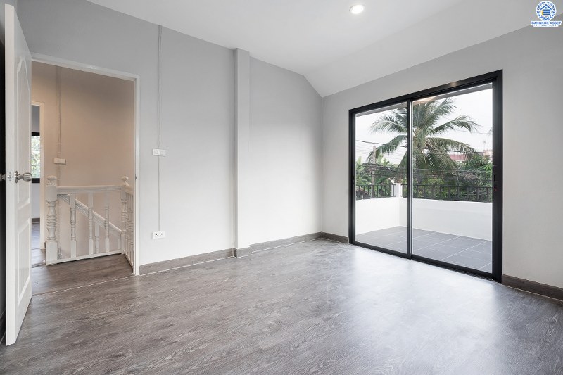 บ้านมือสองตกแต่งใหม่ ทำเลย่านปากเกร็ด ม.เสริมสุขนคร (ติวานนท์-แจ้งวัฒนะ) บ้านหลังใหญ่ห้องมุม! 4 ห้องนอน (มีห้องเอนกประสงค์ชั้นล่าง) บนพื้นที่ใช้สอยเกือบ 200 ตร.ม. พร้อมฟังก์ชั่นครบครันทั้งครัวเคาน์เตอร์ และที่จอดรถ 2 คัน* บนทำเลเดินทางสะดวก เข้า-ออกได้ทั้งทางติวานนท์ และแจ้งวัฒนะ เพียง 15 นาทีถึงเซ็นทรัลแจ้งวัฒนะ...ราคาสุดคุ้ม!