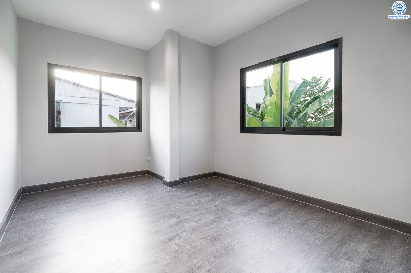 บ้านมือสองตกแต่งใหม่ ทำเลย่านปากเกร็ด ม.เสริมสุขนคร (ติวานนท์-แจ้งวัฒนะ) บ้านหลังใหญ่ห้องมุม! 4 ห้องนอน (มีห้องเอนกประสงค์ชั้นล่าง) บนพื้นที่ใช้สอยเกือบ 200 ตร.ม. พร้อมฟังก์ชั่นครบครันทั้งครัวเคาน์เตอร์ และที่จอดรถ 2 คัน* บนทำเลเดินทางสะดวก เข้า-ออกได้ทั้งทางติวานนท์ และแจ้งวัฒนะ เพียง 15 นาทีถึงเซ็นทรัลแจ้งวัฒนะ...ราคาสุดคุ้ม!