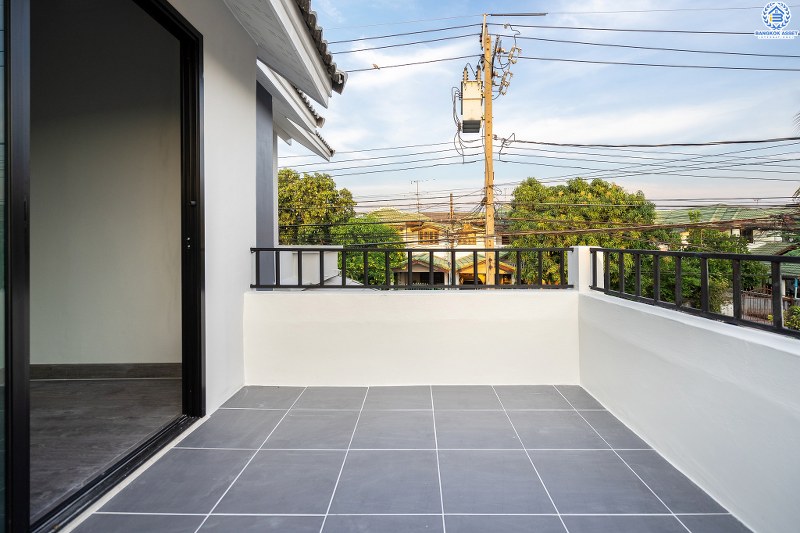 บ้านมือสองตกแต่งใหม่ ทำเลย่านปากเกร็ด ม.เสริมสุขนคร (ติวานนท์-แจ้งวัฒนะ) บ้านหลังใหญ่ห้องมุม! 4 ห้องนอน (มีห้องเอนกประสงค์ชั้นล่าง) บนพื้นที่ใช้สอยเกือบ 200 ตร.ม. พร้อมฟังก์ชั่นครบครันทั้งครัวเคาน์เตอร์ และที่จอดรถ 2 คัน* บนทำเลเดินทางสะดวก เข้า-ออกได้ทั้งทางติวานนท์ และแจ้งวัฒนะ เพียง 15 นาทีถึงเซ็นทรัลแจ้งวัฒนะ...ราคาสุดคุ้ม!