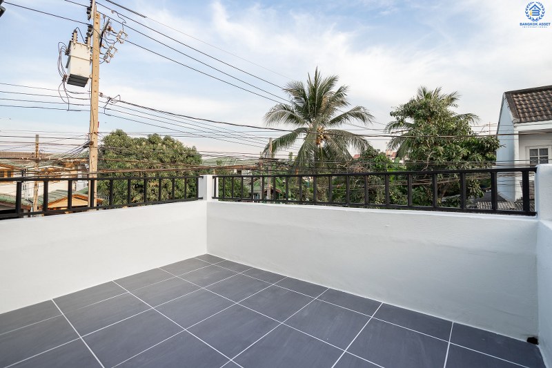 บ้านมือสองตกแต่งใหม่ ทำเลย่านปากเกร็ด ม.เสริมสุขนคร (ติวานนท์-แจ้งวัฒนะ) บ้านหลังใหญ่ห้องมุม! 4 ห้องนอน (มีห้องเอนกประสงค์ชั้นล่าง) บนพื้นที่ใช้สอยเกือบ 200 ตร.ม. พร้อมฟังก์ชั่นครบครันทั้งครัวเคาน์เตอร์ และที่จอดรถ 2 คัน* บนทำเลเดินทางสะดวก เข้า-ออกได้ทั้งทางติวานนท์ และแจ้งวัฒนะ เพียง 15 นาทีถึงเซ็นทรัลแจ้งวัฒนะ...ราคาสุดคุ้ม!