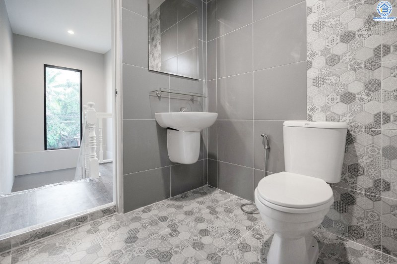 บ้านมือสองตกแต่งใหม่ ทำเลย่านปากเกร็ด ม.เสริมสุขนคร (ติวานนท์-แจ้งวัฒนะ) บ้านหลังใหญ่ห้องมุม! 4 ห้องนอน (มีห้องเอนกประสงค์ชั้นล่าง) บนพื้นที่ใช้สอยเกือบ 200 ตร.ม. พร้อมฟังก์ชั่นครบครันทั้งครัวเคาน์เตอร์ และที่จอดรถ 2 คัน* บนทำเลเดินทางสะดวก เข้า-ออกได้ทั้งทางติวานนท์ และแจ้งวัฒนะ เพียง 15 นาทีถึงเซ็นทรัลแจ้งวัฒนะ...ราคาสุดคุ้ม!