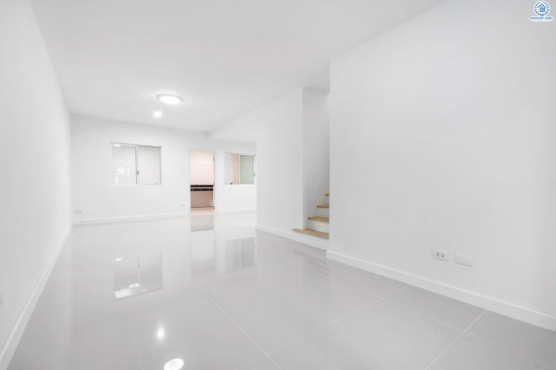 บ้านมือสองตกแต่งใหม่ ม.พฤกษาวิลล์28 บางใหญ่-เซ็นทรัลเวสต์เกต ตกแต่งจัดเต็ม! คุ้มค่าทุกตารางนิ้ว บนเนื้อที่ 22.2 ตร.ว. ฟังก์ชั่น 3 ห้องนอน 2 ห้องน้ำ พร้อมครัวเคาน์เตอร์ และที่จอดรถส่วนตัว บนทำเลเดินทางสะดวก ใกล้เซ็นทรัลเวสต์เกต และรถไฟฟ้าสถานี ตลาดบางใหญ่