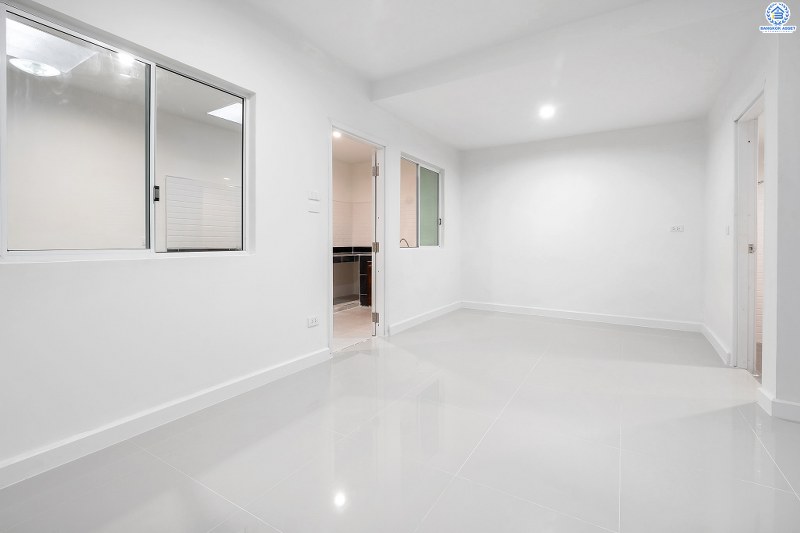 บ้านมือสองตกแต่งใหม่ ม.พฤกษาวิลล์28 บางใหญ่-เซ็นทรัลเวสต์เกต ตกแต่งจัดเต็ม! คุ้มค่าทุกตารางนิ้ว บนเนื้อที่ 22.2 ตร.ว. ฟังก์ชั่น 3 ห้องนอน 2 ห้องน้ำ พร้อมครัวเคาน์เตอร์ และที่จอดรถส่วนตัว บนทำเลเดินทางสะดวก ใกล้เซ็นทรัลเวสต์เกต และรถไฟฟ้าสถานี ตลาดบางใหญ่