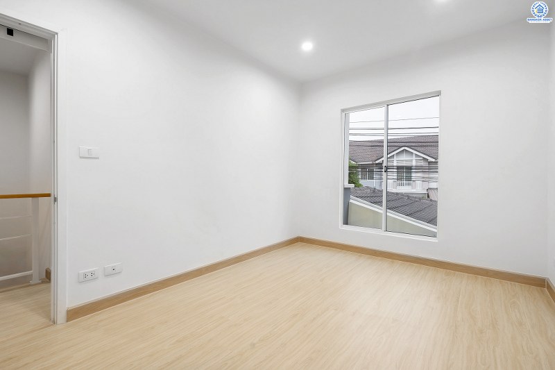 บ้านมือสองตกแต่งใหม่ ม.พฤกษาวิลล์28 บางใหญ่-เซ็นทรัลเวสต์เกต ตกแต่งจัดเต็ม! คุ้มค่าทุกตารางนิ้ว บนเนื้อที่ 22.2 ตร.ว. ฟังก์ชั่น 3 ห้องนอน 2 ห้องน้ำ พร้อมครัวเคาน์เตอร์ และที่จอดรถส่วนตัว บนทำเลเดินทางสะดวก ใกล้เซ็นทรัลเวสต์เกต และรถไฟฟ้าสถานี ตลาดบางใหญ่