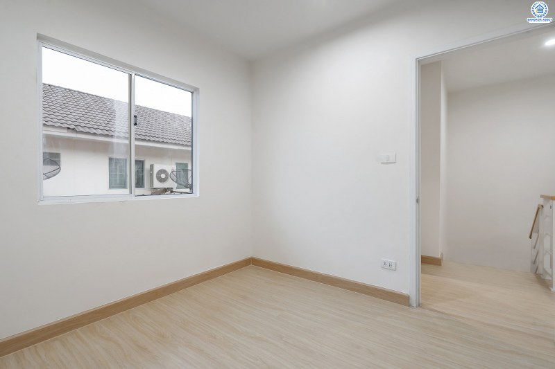 บ้านมือสองตกแต่งใหม่ ม.พฤกษาวิลล์28 บางใหญ่-เซ็นทรัลเวสต์เกต ตกแต่งจัดเต็ม! คุ้มค่าทุกตารางนิ้ว บนเนื้อที่ 22.2 ตร.ว. ฟังก์ชั่น 3 ห้องนอน 2 ห้องน้ำ พร้อมครัวเคาน์เตอร์ และที่จอดรถส่วนตัว บนทำเลเดินทางสะดวก ใกล้เซ็นทรัลเวสต์เกต และรถไฟฟ้าสถานี ตลาดบางใหญ่