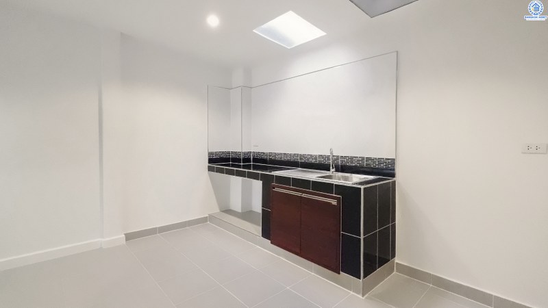 บ้านมือสองตกแต่งใหม่ ทำเลโซนเมือง! ม.ทอฝัน พิบูลสงคราม-พระราม5 ที่สุดของความคุ้ม! กับบ้านพร้อมอยู่ เนื้อที่ 16 ตร.ว. ครบครันทุกฟํงก์ชั่น 3 ห้องนอน 2 ห้องน้ำ บนทำเลที่จะทำให้คุณสะดวกทุกการเดินทาง เชื่อมต่อ 3 เส้นทางหลัก ทั้งถนนกรุงเทพ-นนท์ , พิบูลสงคราม และนครอินทร์  ใกล้รถไฟฟ้าสถานี "แยกติวานนท์" และจุดขึ้นทางด่วน "พระราม7"