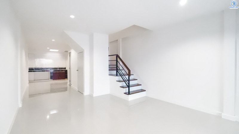 บ้านมือสองตกแต่งใหม่ ทำเลโซนเมือง! ม.ทอฝัน พิบูลสงคราม-พระราม5 ที่สุดของความคุ้ม! กับบ้านพร้อมอยู่ เนื้อที่ 16 ตร.ว. ครบครันทุกฟํงก์ชั่น 3 ห้องนอน 2 ห้องน้ำ บนทำเลที่จะทำให้คุณสะดวกทุกการเดินทาง เชื่อมต่อ 3 เส้นทางหลัก ทั้งถนนกรุงเทพ-นนท์ , พิบูลสงคราม และนครอินทร์  ใกล้รถไฟฟ้าสถานี "แยกติวานนท์" และจุดขึ้นทางด่วน "พระราม7"