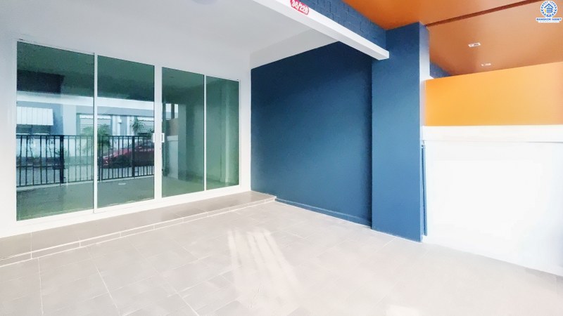 บ้านมือสองตกแต่งใหม่ ทำเลโซนเมือง! ม.ทอฝัน พิบูลสงคราม-พระราม5 ที่สุดของความคุ้ม! กับบ้านพร้อมอยู่ เนื้อที่ 16 ตร.ว. ครบครันทุกฟํงก์ชั่น 3 ห้องนอน 2 ห้องน้ำ บนทำเลที่จะทำให้คุณสะดวกทุกการเดินทาง เชื่อมต่อ 3 เส้นทางหลัก ทั้งถนนกรุงเทพ-นนท์ , พิบูลสงคราม และนครอินทร์  ใกล้รถไฟฟ้าสถานี "แยกติวานนท์" และจุดขึ้นทางด่วน "พระราม7"