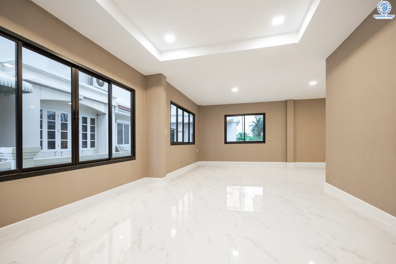 บ้านเดี่ยวตกแต่งใหม่ แปลงมุม! ม.พฤกษ์ภิรมย์รีเจนท์ ปิ่นเกล้า เริ่มต้นชีวิตบนสังคมคุณภาพแบรนด์ Q.House กับบ้านหลังใหญ่ 113.5 ตร.ว. ดีไซน์ทันสมัยฟังก์ชั่น 4ห้องนอน 4ห้องน้ำ 6ที่จอดรถ 1 ห้องพักผ่อน 1 ห้องแม่บ้าน พร้อมห้องน้ำในตัว พื้นที่ใช้สอย 414 ตร.ม. พร้อมสิ่งอำนวยความสะดวกครบ! บนที่สุดแห่งทำเลศักยภาพ หน้าโครงการติดถ.กาญจนาภิเษก เชื่อมต่อทุกการเดินทาง เพียง 5 นาทีถึงจุดขึ้นทางด่วน "ศรีรัช"