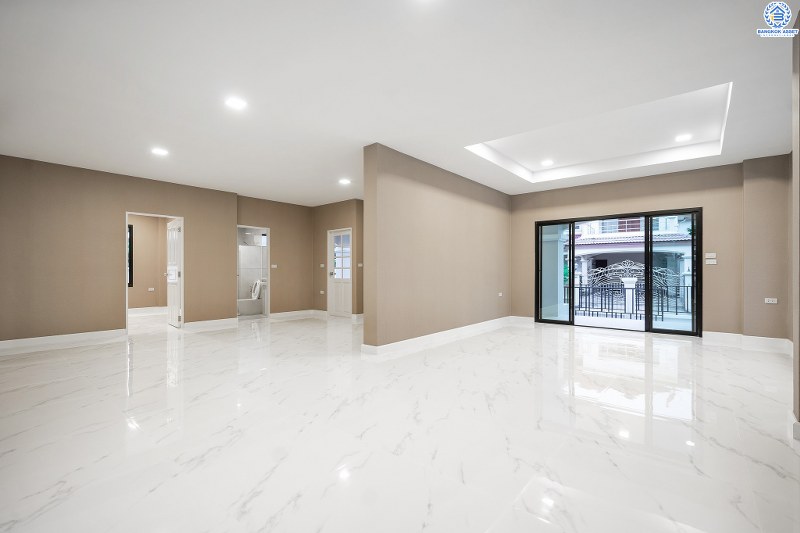 บ้านเดี่ยวตกแต่งใหม่ แปลงมุม! ม.พฤกษ์ภิรมย์รีเจนท์ ปิ่นเกล้า เริ่มต้นชีวิตบนสังคมคุณภาพแบรนด์ Q.House กับบ้านหลังใหญ่ 113.5 ตร.ว. ดีไซน์ทันสมัยฟังก์ชั่น 4ห้องนอน 4ห้องน้ำ 6ที่จอดรถ 1 ห้องพักผ่อน 1 ห้องแม่บ้าน พร้อมห้องน้ำในตัว พื้นที่ใช้สอย 414 ตร.ม. พร้อมสิ่งอำนวยความสะดวกครบ! บนที่สุดแห่งทำเลศักยภาพ หน้าโครงการติดถ.กาญจนาภิเษก เชื่อมต่อทุกการเดินทาง เพียง 5 นาทีถึงจุดขึ้นทางด่วน "ศรีรัช"