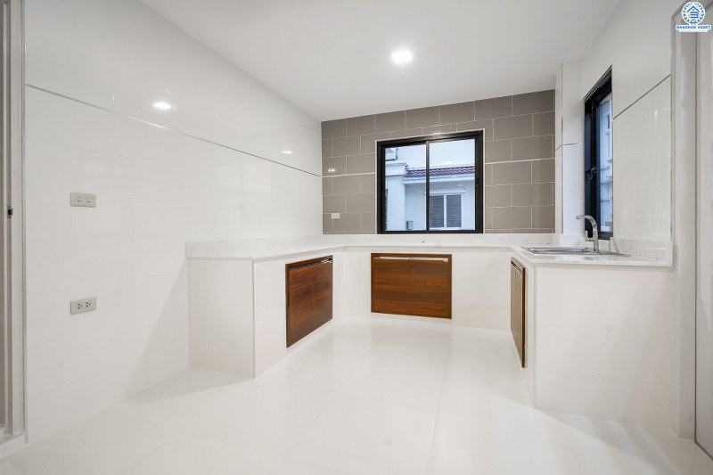 บ้านเดี่ยวตกแต่งใหม่ แปลงมุม! ม.พฤกษ์ภิรมย์รีเจนท์ ปิ่นเกล้า เริ่มต้นชีวิตบนสังคมคุณภาพแบรนด์ Q.House กับบ้านหลังใหญ่ 113.5 ตร.ว. ดีไซน์ทันสมัยฟังก์ชั่น 4ห้องนอน 4ห้องน้ำ 6ที่จอดรถ 1 ห้องพักผ่อน 1 ห้องแม่บ้าน พร้อมห้องน้ำในตัว พื้นที่ใช้สอย 414 ตร.ม. พร้อมสิ่งอำนวยความสะดวกครบ! บนที่สุดแห่งทำเลศักยภาพ หน้าโครงการติดถ.กาญจนาภิเษก เชื่อมต่อทุกการเดินทาง เพียง 5 นาทีถึงจุดขึ้นทางด่วน "ศรีรัช"