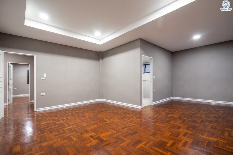 บ้านเดี่ยวตกแต่งใหม่ แปลงมุม! ม.พฤกษ์ภิรมย์รีเจนท์ ปิ่นเกล้า เริ่มต้นชีวิตบนสังคมคุณภาพแบรนด์ Q.House กับบ้านหลังใหญ่ 113.5 ตร.ว. ดีไซน์ทันสมัยฟังก์ชั่น 4ห้องนอน 4ห้องน้ำ 6ที่จอดรถ 1 ห้องพักผ่อน 1 ห้องแม่บ้าน พร้อมห้องน้ำในตัว พื้นที่ใช้สอย 414 ตร.ม. พร้อมสิ่งอำนวยความสะดวกครบ! บนที่สุดแห่งทำเลศักยภาพ หน้าโครงการติดถ.กาญจนาภิเษก เชื่อมต่อทุกการเดินทาง เพียง 5 นาทีถึงจุดขึ้นทางด่วน "ศรีรัช"