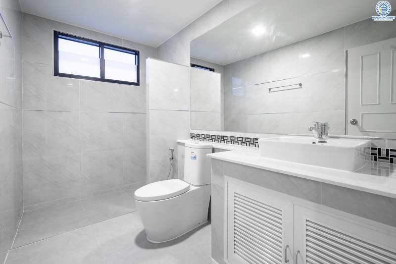 บ้านเดี่ยวตกแต่งใหม่ แปลงมุม! ม.พฤกษ์ภิรมย์รีเจนท์ ปิ่นเกล้า เริ่มต้นชีวิตบนสังคมคุณภาพแบรนด์ Q.House กับบ้านหลังใหญ่ 113.5 ตร.ว. ดีไซน์ทันสมัยฟังก์ชั่น 4ห้องนอน 4ห้องน้ำ 6ที่จอดรถ 1 ห้องพักผ่อน 1 ห้องแม่บ้าน พร้อมห้องน้ำในตัว พื้นที่ใช้สอย 414 ตร.ม. พร้อมสิ่งอำนวยความสะดวกครบ! บนที่สุดแห่งทำเลศักยภาพ หน้าโครงการติดถ.กาญจนาภิเษก เชื่อมต่อทุกการเดินทาง เพียง 5 นาทีถึงจุดขึ้นทางด่วน "ศรีรัช"