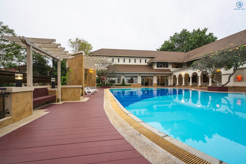 บ้านเดี่ยวตกแต่งใหม่ แปลงมุม! ม.พฤกษ์ภิรมย์รีเจนท์ ปิ่นเกล้า เริ่มต้นชีวิตบนสังคมคุณภาพแบรนด์ Q.House กับบ้านหลังใหญ่ 113.5 ตร.ว. ดีไซน์ทันสมัยฟังก์ชั่น 4ห้องนอน 4ห้องน้ำ 6ที่จอดรถ 1 ห้องพักผ่อน 1 ห้องแม่บ้าน พร้อมห้องน้ำในตัว พื้นที่ใช้สอย 414 ตร.ม. พร้อมสิ่งอำนวยความสะดวกครบ! บนที่สุดแห่งทำเลศักยภาพ หน้าโครงการติดถ.กาญจนาภิเษก เชื่อมต่อทุกการเดินทาง เพียง 5 นาทีถึงจุดขึ้นทางด่วน "ศรีรัช"