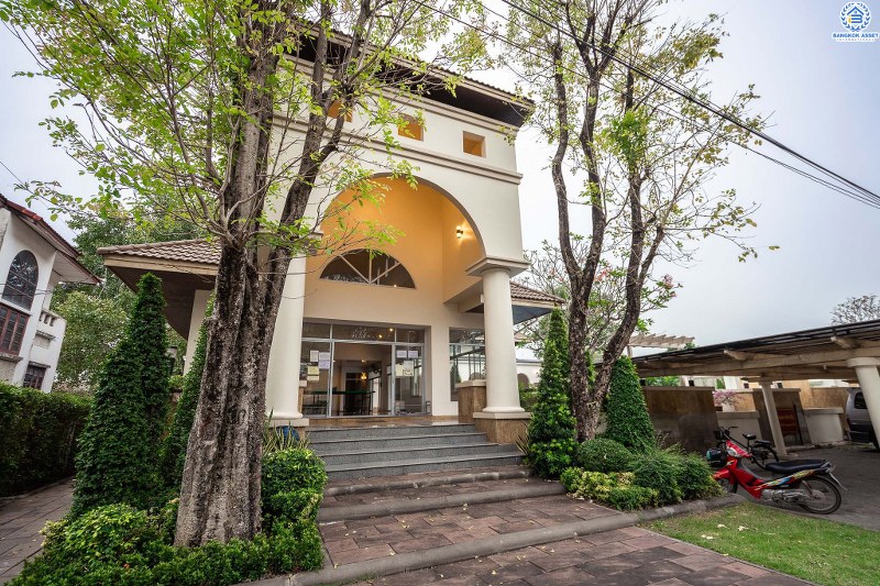 บ้านเดี่ยวตกแต่งใหม่ แปลงมุม! ม.พฤกษ์ภิรมย์รีเจนท์ ปิ่นเกล้า เริ่มต้นชีวิตบนสังคมคุณภาพแบรนด์ Q.House กับบ้านหลังใหญ่ 113.5 ตร.ว. ดีไซน์ทันสมัยฟังก์ชั่น 4ห้องนอน 4ห้องน้ำ 6ที่จอดรถ 1 ห้องพักผ่อน 1 ห้องแม่บ้าน พร้อมห้องน้ำในตัว พื้นที่ใช้สอย 414 ตร.ม. พร้อมสิ่งอำนวยความสะดวกครบ! บนที่สุดแห่งทำเลศักยภาพ หน้าโครงการติดถ.กาญจนาภิเษก เชื่อมต่อทุกการเดินทาง เพียง 5 นาทีถึงจุดขึ้นทางด่วน "ศรีรัช"