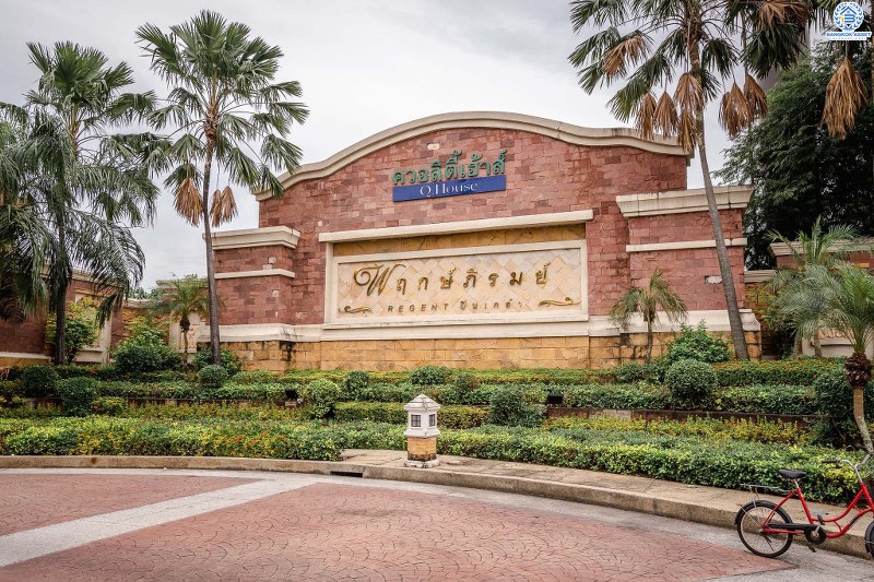 บ้านเดี่ยวตกแต่งใหม่ แปลงมุม! ม.พฤกษ์ภิรมย์รีเจนท์ ปิ่นเกล้า เริ่มต้นชีวิตบนสังคมคุณภาพแบรนด์ Q.House กับบ้านหลังใหญ่ 113.5 ตร.ว. ดีไซน์ทันสมัยฟังก์ชั่น 4ห้องนอน 4ห้องน้ำ 6ที่จอดรถ 1 ห้องพักผ่อน 1 ห้องแม่บ้าน พร้อมห้องน้ำในตัว พื้นที่ใช้สอย 414 ตร.ม. พร้อมสิ่งอำนวยความสะดวกครบ! บนที่สุดแห่งทำเลศักยภาพ หน้าโครงการติดถ.กาญจนาภิเษก เชื่อมต่อทุกการเดินทาง เพียง 5 นาทีถึงจุดขึ้นทางด่วน "ศรีรัช"