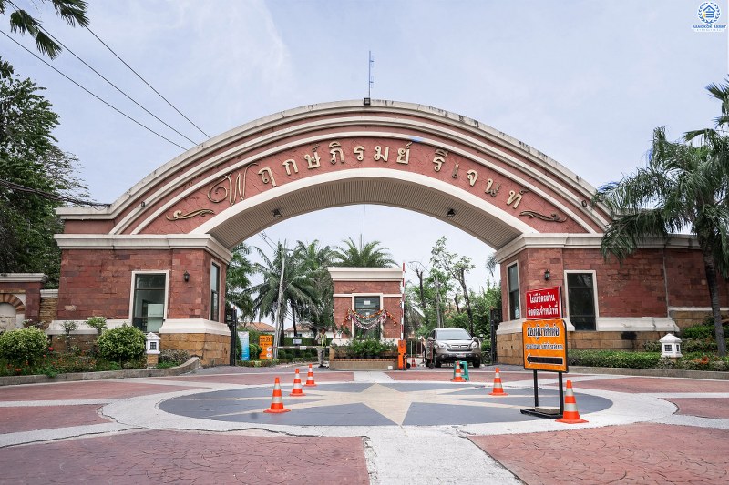 บ้านเดี่ยวตกแต่งใหม่ แปลงมุม! ม.พฤกษ์ภิรมย์รีเจนท์ ปิ่นเกล้า เริ่มต้นชีวิตบนสังคมคุณภาพแบรนด์ Q.House กับบ้านหลังใหญ่ 113.5 ตร.ว. ดีไซน์ทันสมัยฟังก์ชั่น 4ห้องนอน 4ห้องน้ำ 6ที่จอดรถ 1 ห้องพักผ่อน 1 ห้องแม่บ้าน พร้อมห้องน้ำในตัว พื้นที่ใช้สอย 414 ตร.ม. พร้อมสิ่งอำนวยความสะดวกครบ! บนที่สุดแห่งทำเลศักยภาพ หน้าโครงการติดถ.กาญจนาภิเษก เชื่อมต่อทุกการเดินทาง เพียง 5 นาทีถึงจุดขึ้นทางด่วน "ศรีรัช"