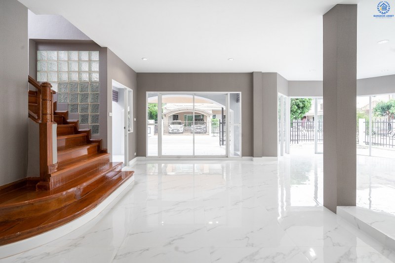 บ้านมือสองตกแต่งใหม่ ห้องมุม! ม.บ้านรัชชา2 บางใหญ่-กาญจนาฯ สุดคุ้ม! แต่งครบพร้อมเข้าอยู่ พื้นที่ใช้สอยกว่า 277 ตร.ม.  ฟังก์ชั่น 4นอน 3น้ำ 2ที่จอดรถ* มี Built In ครัวเคานเตอร์สุดหรู บนทำเลเดินทางสะดวกเพียง 200 ม. ถึงถนน"กาญจนาภิเษก" ใกล้เซ็นทรัลเวสต์เกต MRT สีม่วงสถานี "ตลาดบางใหญ่" และจุดขึ้นทางด่วน "ศรีรัช"