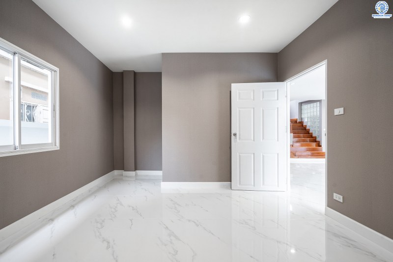 บ้านมือสองตกแต่งใหม่ ห้องมุม! ม.บ้านรัชชา2 บางใหญ่-กาญจนาฯ สุดคุ้ม! แต่งครบพร้อมเข้าอยู่ พื้นที่ใช้สอยกว่า 277 ตร.ม.  ฟังก์ชั่น 4นอน 3น้ำ 2ที่จอดรถ* มี Built In ครัวเคานเตอร์สุดหรู บนทำเลเดินทางสะดวกเพียง 200 ม. ถึงถนน"กาญจนาภิเษก" ใกล้เซ็นทรัลเวสต์เกต MRT สีม่วงสถานี "ตลาดบางใหญ่" และจุดขึ้นทางด่วน "ศรีรัช"