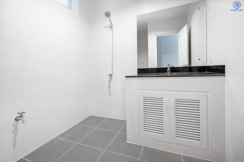 บ้านมือสองตกแต่งใหม่ ห้องมุม! ม.บ้านรัชชา2 บางใหญ่-กาญจนาฯ สุดคุ้ม! แต่งครบพร้อมเข้าอยู่ พื้นที่ใช้สอยกว่า 277 ตร.ม.  ฟังก์ชั่น 4นอน 3น้ำ 2ที่จอดรถ* มี Built In ครัวเคานเตอร์สุดหรู บนทำเลเดินทางสะดวกเพียง 200 ม. ถึงถนน"กาญจนาภิเษก" ใกล้เซ็นทรัลเวสต์เกต MRT สีม่วงสถานี "ตลาดบางใหญ่" และจุดขึ้นทางด่วน "ศรีรัช"