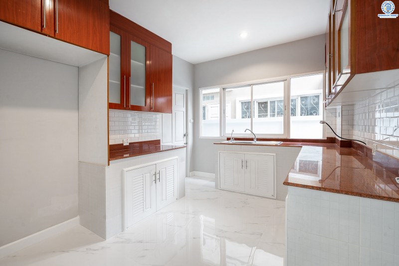 บ้านมือสองตกแต่งใหม่ ห้องมุม! ม.บ้านรัชชา2 บางใหญ่-กาญจนาฯ สุดคุ้ม! แต่งครบพร้อมเข้าอยู่ พื้นที่ใช้สอยกว่า 277 ตร.ม.  ฟังก์ชั่น 4นอน 3น้ำ 2ที่จอดรถ* มี Built In ครัวเคานเตอร์สุดหรู บนทำเลเดินทางสะดวกเพียง 200 ม. ถึงถนน"กาญจนาภิเษก" ใกล้เซ็นทรัลเวสต์เกต MRT สีม่วงสถานี "ตลาดบางใหญ่" และจุดขึ้นทางด่วน "ศรีรัช"