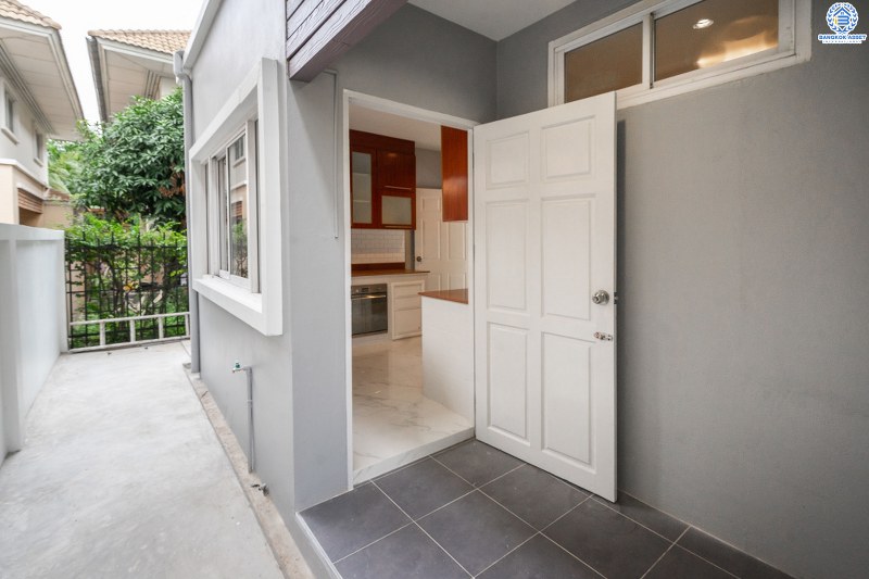 บ้านมือสองตกแต่งใหม่ ห้องมุม! ม.บ้านรัชชา2 บางใหญ่-กาญจนาฯ สุดคุ้ม! แต่งครบพร้อมเข้าอยู่ พื้นที่ใช้สอยกว่า 277 ตร.ม.  ฟังก์ชั่น 4นอน 3น้ำ 2ที่จอดรถ* มี Built In ครัวเคานเตอร์สุดหรู บนทำเลเดินทางสะดวกเพียง 200 ม. ถึงถนน"กาญจนาภิเษก" ใกล้เซ็นทรัลเวสต์เกต MRT สีม่วงสถานี "ตลาดบางใหญ่" และจุดขึ้นทางด่วน "ศรีรัช"