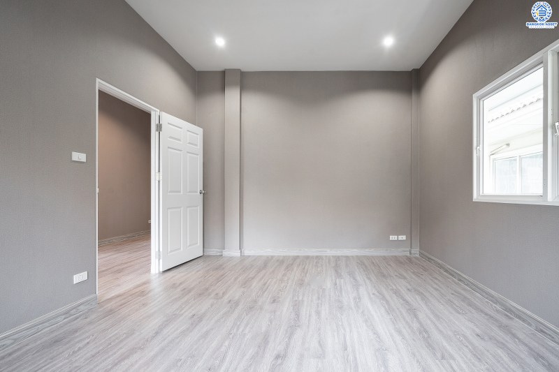 บ้านมือสองตกแต่งใหม่ ห้องมุม! ม.บ้านรัชชา2 บางใหญ่-กาญจนาฯ สุดคุ้ม! แต่งครบพร้อมเข้าอยู่ พื้นที่ใช้สอยกว่า 277 ตร.ม.  ฟังก์ชั่น 4นอน 3น้ำ 2ที่จอดรถ* มี Built In ครัวเคานเตอร์สุดหรู บนทำเลเดินทางสะดวกเพียง 200 ม. ถึงถนน"กาญจนาภิเษก" ใกล้เซ็นทรัลเวสต์เกต MRT สีม่วงสถานี "ตลาดบางใหญ่" และจุดขึ้นทางด่วน "ศรีรัช"