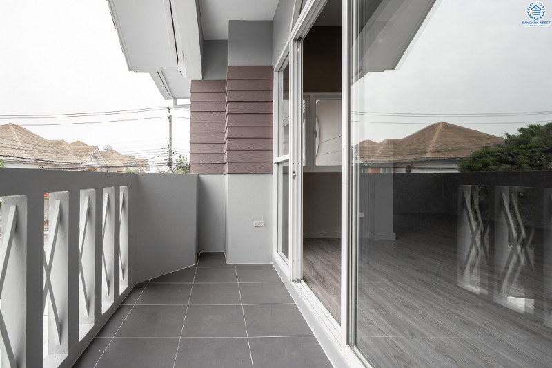 บ้านมือสองตกแต่งใหม่ ห้องมุม! ม.บ้านรัชชา2 บางใหญ่-กาญจนาฯ สุดคุ้ม! แต่งครบพร้อมเข้าอยู่ พื้นที่ใช้สอยกว่า 277 ตร.ม.  ฟังก์ชั่น 4นอน 3น้ำ 2ที่จอดรถ* มี Built In ครัวเคานเตอร์สุดหรู บนทำเลเดินทางสะดวกเพียง 200 ม. ถึงถนน"กาญจนาภิเษก" ใกล้เซ็นทรัลเวสต์เกต MRT สีม่วงสถานี "ตลาดบางใหญ่" และจุดขึ้นทางด่วน "ศรีรัช"