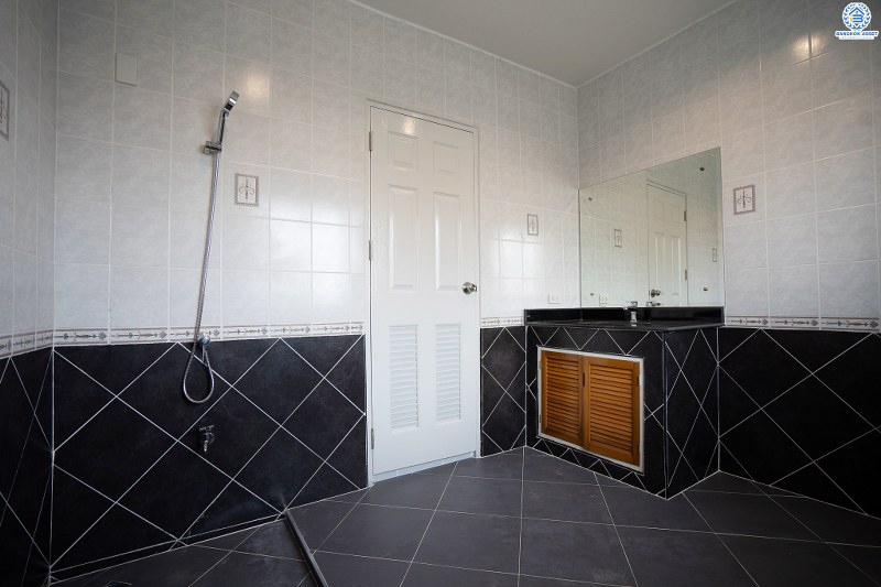 บ้านมือสองตกแต่งใหม่ ห้องมุม! ม.บ้านรัชชา2 บางใหญ่-กาญจนาฯ สุดคุ้ม! แต่งครบพร้อมเข้าอยู่ พื้นที่ใช้สอยกว่า 277 ตร.ม.  ฟังก์ชั่น 4นอน 3น้ำ 2ที่จอดรถ* มี Built In ครัวเคานเตอร์สุดหรู บนทำเลเดินทางสะดวกเพียง 200 ม. ถึงถนน"กาญจนาภิเษก" ใกล้เซ็นทรัลเวสต์เกต MRT สีม่วงสถานี "ตลาดบางใหญ่" และจุดขึ้นทางด่วน "ศรีรัช"