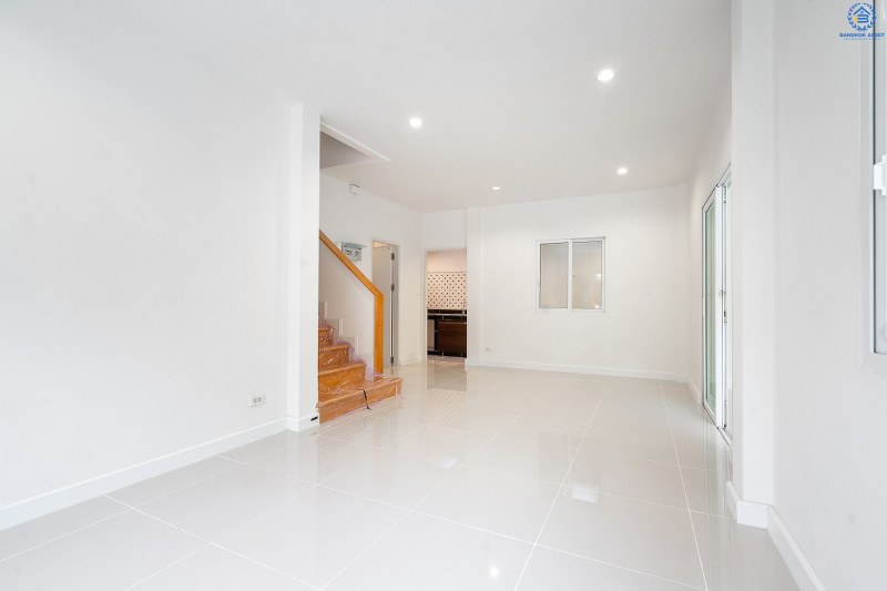 บ้านมือสองตกแต่งใหม่ ห้องมุม! ม.เดอะวิลล่า ราชพฤกษ์-ท่าอิฐ (พร็อพเพอร์ตี้ เพอร์เฟค) ตกแต่งดีไซน์เพื่อคนรุ่นใหม่ ฟังก์ชั่นครบครัน 3นอน 2น้ำ มีครัวเคาน์เตอร์+โรงรถให้พร้อมเข้าอยู่ บนทำเลที่ดีที่สุด* ใจกลาง 2 เซ็นทรัลฯ สามารถเข้า-ออกได้ 2 เส้นทาง ทั้งทางรัตนาธิเบศร์ และราชพฤกษ์ เพียง 5นาทีถึงรถไฟฟ้า สถานีบางรักน้อยท่าอิฐ