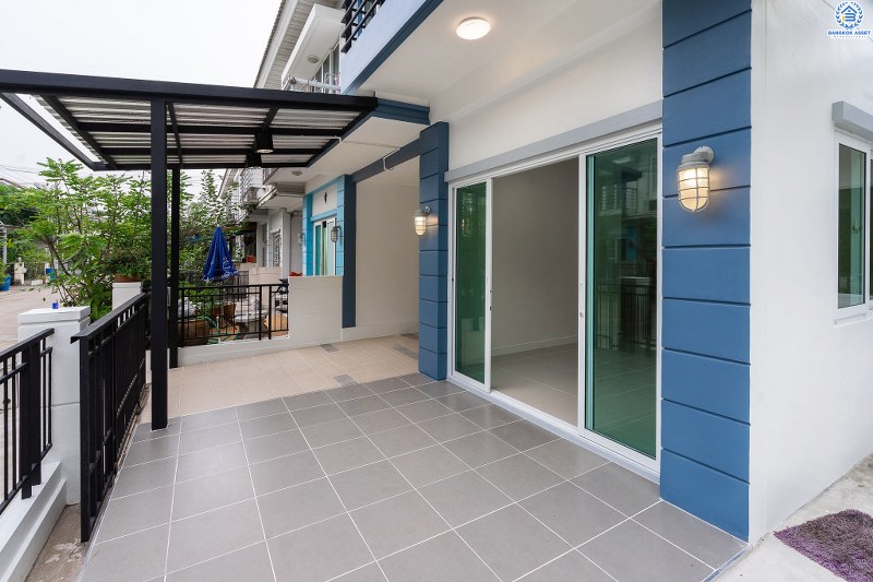 บ้านมือสองตกแต่งใหม่ ห้องมุม! ม.เดอะวิลล่า ราชพฤกษ์-ท่าอิฐ (พร็อพเพอร์ตี้ เพอร์เฟค) ตกแต่งดีไซน์เพื่อคนรุ่นใหม่ ฟังก์ชั่นครบครัน 3นอน 2น้ำ มีครัวเคาน์เตอร์+โรงรถให้พร้อมเข้าอยู่ บนทำเลที่ดีที่สุด* ใจกลาง 2 เซ็นทรัลฯ สามารถเข้า-ออกได้ 2 เส้นทาง ทั้งทางรัตนาธิเบศร์ และราชพฤกษ์ เพียง 5นาทีถึงรถไฟฟ้า สถานีบางรักน้อยท่าอิฐ