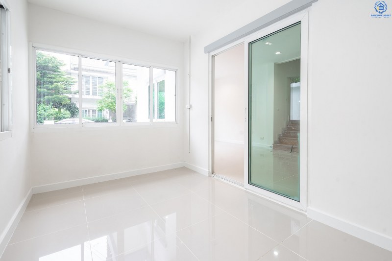 บ้านมือสองตกแต่งใหม่ ห้องมุม! ม.เดอะวิลล่า ราชพฤกษ์-ท่าอิฐ (พร็อพเพอร์ตี้ เพอร์เฟค) ตกแต่งดีไซน์เพื่อคนรุ่นใหม่ ฟังก์ชั่นครบครัน 3นอน 2น้ำ มีครัวเคาน์เตอร์+โรงรถให้พร้อมเข้าอยู่ บนทำเลที่ดีที่สุด* ใจกลาง 2 เซ็นทรัลฯ สามารถเข้า-ออกได้ 2 เส้นทาง ทั้งทางรัตนาธิเบศร์ และราชพฤกษ์ เพียง 5นาทีถึงรถไฟฟ้า สถานีบางรักน้อยท่าอิฐ