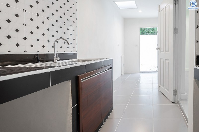 บ้านมือสองตกแต่งใหม่ ห้องมุม! ม.เดอะวิลล่า ราชพฤกษ์-ท่าอิฐ (พร็อพเพอร์ตี้ เพอร์เฟค) ตกแต่งดีไซน์เพื่อคนรุ่นใหม่ ฟังก์ชั่นครบครัน 3นอน 2น้ำ มีครัวเคาน์เตอร์+โรงรถให้พร้อมเข้าอยู่ บนทำเลที่ดีที่สุด* ใจกลาง 2 เซ็นทรัลฯ สามารถเข้า-ออกได้ 2 เส้นทาง ทั้งทางรัตนาธิเบศร์ และราชพฤกษ์ เพียง 5นาทีถึงรถไฟฟ้า สถานีบางรักน้อยท่าอิฐ