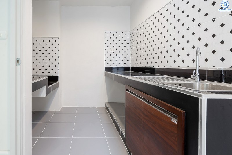 บ้านมือสองตกแต่งใหม่ ห้องมุม! ม.เดอะวิลล่า ราชพฤกษ์-ท่าอิฐ (พร็อพเพอร์ตี้ เพอร์เฟค) ตกแต่งดีไซน์เพื่อคนรุ่นใหม่ ฟังก์ชั่นครบครัน 3นอน 2น้ำ มีครัวเคาน์เตอร์+โรงรถให้พร้อมเข้าอยู่ บนทำเลที่ดีที่สุด* ใจกลาง 2 เซ็นทรัลฯ สามารถเข้า-ออกได้ 2 เส้นทาง ทั้งทางรัตนาธิเบศร์ และราชพฤกษ์ เพียง 5นาทีถึงรถไฟฟ้า สถานีบางรักน้อยท่าอิฐ