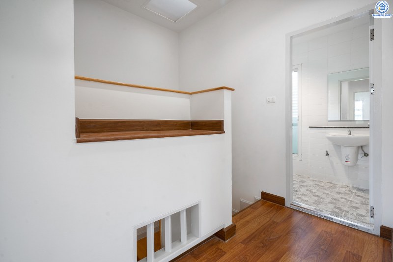 บ้านมือสองตกแต่งใหม่ ห้องมุม! ม.เดอะวิลล่า ราชพฤกษ์-ท่าอิฐ (พร็อพเพอร์ตี้ เพอร์เฟค) ตกแต่งดีไซน์เพื่อคนรุ่นใหม่ ฟังก์ชั่นครบครัน 3นอน 2น้ำ มีครัวเคาน์เตอร์+โรงรถให้พร้อมเข้าอยู่ บนทำเลที่ดีที่สุด* ใจกลาง 2 เซ็นทรัลฯ สามารถเข้า-ออกได้ 2 เส้นทาง ทั้งทางรัตนาธิเบศร์ และราชพฤกษ์ เพียง 5นาทีถึงรถไฟฟ้า สถานีบางรักน้อยท่าอิฐ