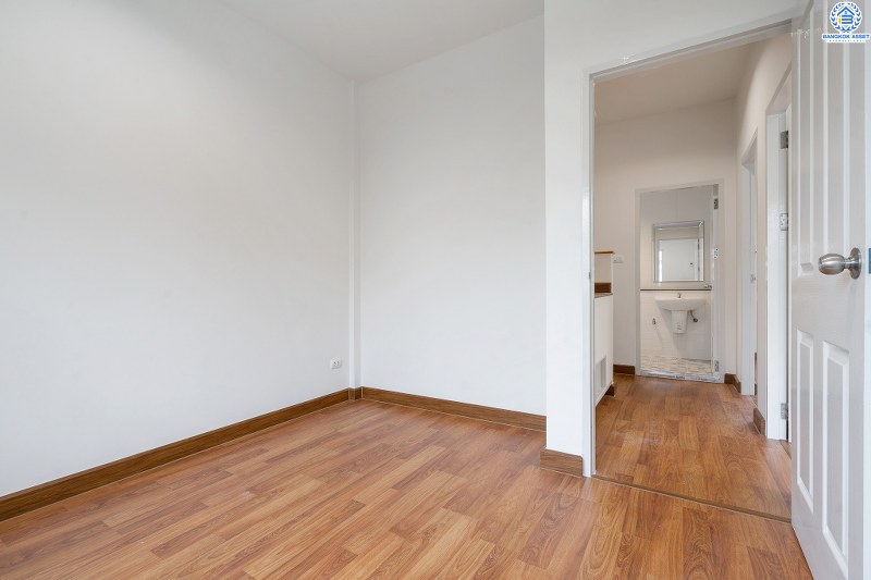 บ้านมือสองตกแต่งใหม่ ห้องมุม! ม.เดอะวิลล่า ราชพฤกษ์-ท่าอิฐ (พร็อพเพอร์ตี้ เพอร์เฟค) ตกแต่งดีไซน์เพื่อคนรุ่นใหม่ ฟังก์ชั่นครบครัน 3นอน 2น้ำ มีครัวเคาน์เตอร์+โรงรถให้พร้อมเข้าอยู่ บนทำเลที่ดีที่สุด* ใจกลาง 2 เซ็นทรัลฯ สามารถเข้า-ออกได้ 2 เส้นทาง ทั้งทางรัตนาธิเบศร์ และราชพฤกษ์ เพียง 5นาทีถึงรถไฟฟ้า สถานีบางรักน้อยท่าอิฐ