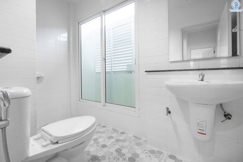 บ้านมือสองตกแต่งใหม่ ห้องมุม! ม.เดอะวิลล่า ราชพฤกษ์-ท่าอิฐ (พร็อพเพอร์ตี้ เพอร์เฟค) ตกแต่งดีไซน์เพื่อคนรุ่นใหม่ ฟังก์ชั่นครบครัน 3นอน 2น้ำ มีครัวเคาน์เตอร์+โรงรถให้พร้อมเข้าอยู่ บนทำเลที่ดีที่สุด* ใจกลาง 2 เซ็นทรัลฯ สามารถเข้า-ออกได้ 2 เส้นทาง ทั้งทางรัตนาธิเบศร์ และราชพฤกษ์ เพียง 5นาทีถึงรถไฟฟ้า สถานีบางรักน้อยท่าอิฐ