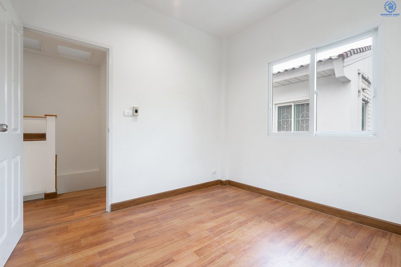 บ้านมือสองตกแต่งใหม่ ห้องมุม! ม.เดอะวิลล่า ราชพฤกษ์-ท่าอิฐ (พร็อพเพอร์ตี้ เพอร์เฟค) ตกแต่งดีไซน์เพื่อคนรุ่นใหม่ ฟังก์ชั่นครบครัน 3นอน 2น้ำ มีครัวเคาน์เตอร์+โรงรถให้พร้อมเข้าอยู่ บนทำเลที่ดีที่สุด* ใจกลาง 2 เซ็นทรัลฯ สามารถเข้า-ออกได้ 2 เส้นทาง ทั้งทางรัตนาธิเบศร์ และราชพฤกษ์ เพียง 5นาทีถึงรถไฟฟ้า สถานีบางรักน้อยท่าอิฐ