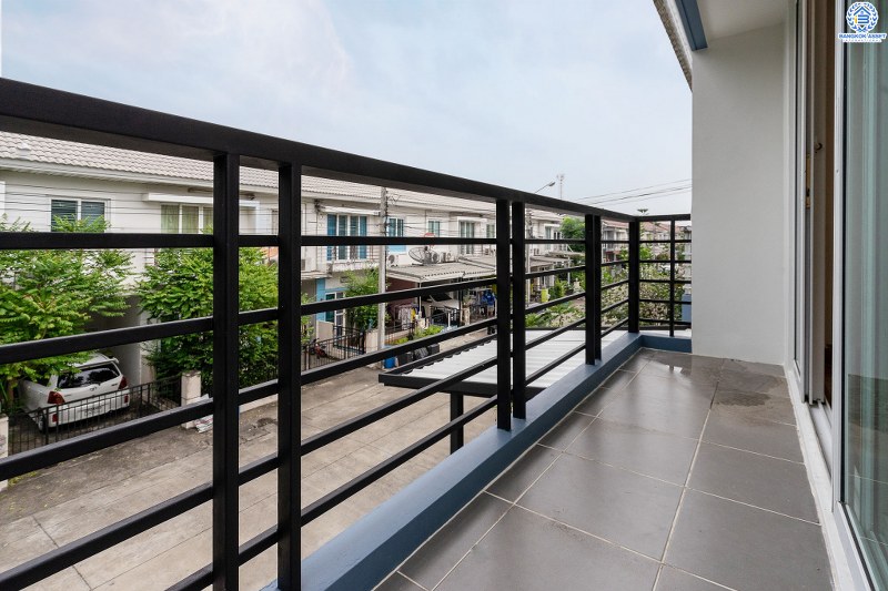 บ้านมือสองตกแต่งใหม่ ห้องมุม! ม.เดอะวิลล่า ราชพฤกษ์-ท่าอิฐ (พร็อพเพอร์ตี้ เพอร์เฟค) ตกแต่งดีไซน์เพื่อคนรุ่นใหม่ ฟังก์ชั่นครบครัน 3นอน 2น้ำ มีครัวเคาน์เตอร์+โรงรถให้พร้อมเข้าอยู่ บนทำเลที่ดีที่สุด* ใจกลาง 2 เซ็นทรัลฯ สามารถเข้า-ออกได้ 2 เส้นทาง ทั้งทางรัตนาธิเบศร์ และราชพฤกษ์ เพียง 5นาทีถึงรถไฟฟ้า สถานีบางรักน้อยท่าอิฐ